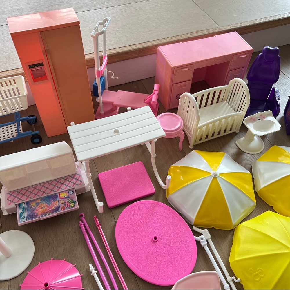 Huge lot vintage Barbie furniture/spare parts - Picture 7 of 11